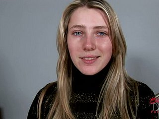 Bella bionda adolescente Helen ha bellissime tette e bel twat