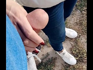 Amateurfrau Reckless Handjob at hand der Öffentlichkeit