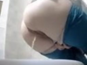 Зрелый доктор пишет в туалете! Мощный поток! Скрытая камера!