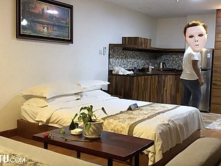 وصل هاتفان صغيران من نوع Ge Ge كمبوديا
