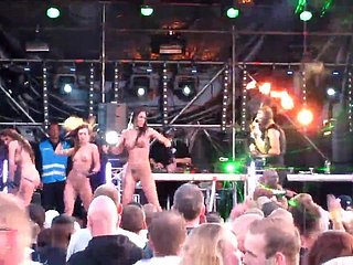 desnuda en las niñas fase gogo en rant tecno concierto 2
