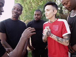 Lông ngắn Nikki Hearts cần thêm vòi nước để đạt được cực khoái